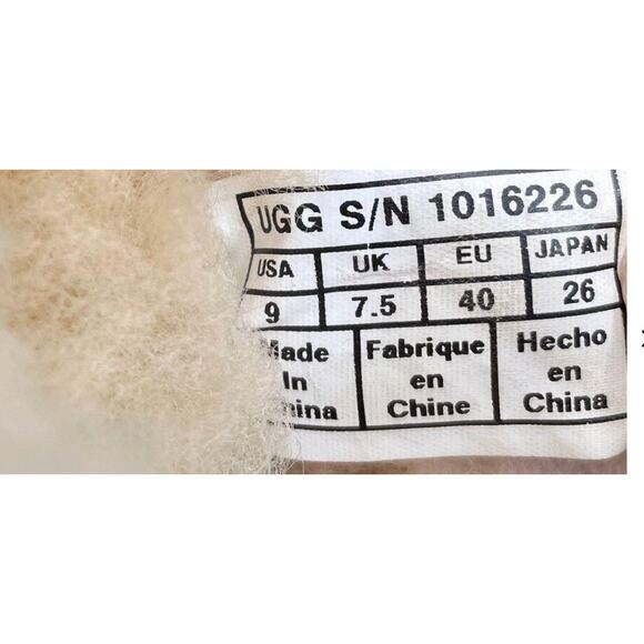 UGG Bailey Button II Brown Shearling Winter Boots Size 9 - Picture 2 of 6